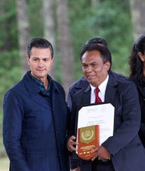 Ing . Julián Bautista Recibe Premio Al Mérito Forestal 2014 De Manos Del ...